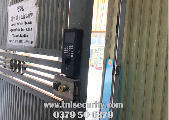 Lap-dat-khoa-cong-dien-tu-cho-day-nha-tro-o-kenh-nuoc-den-Tan-Phu